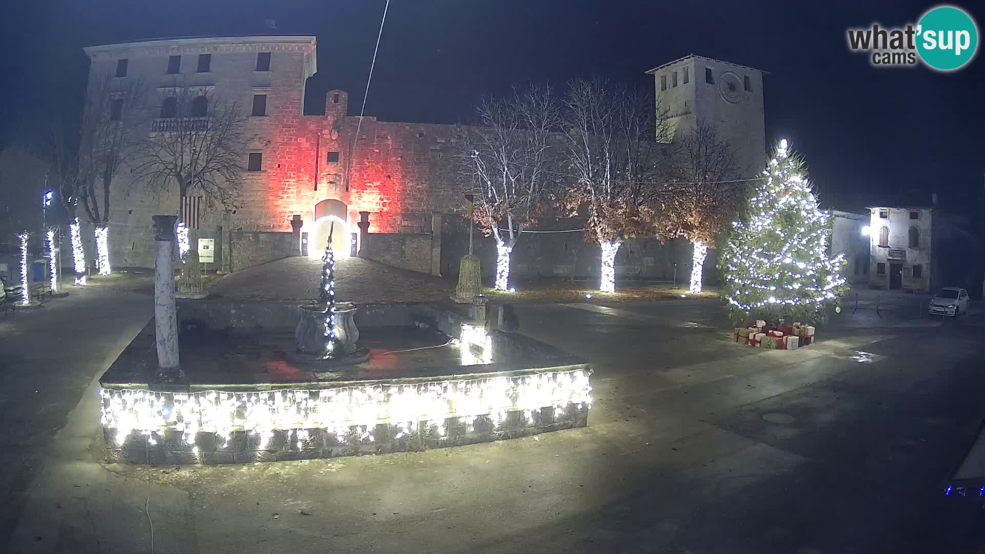 Spletna kamera Svetvinčenat – Grad in vodnjak – Istra – Hrvaška