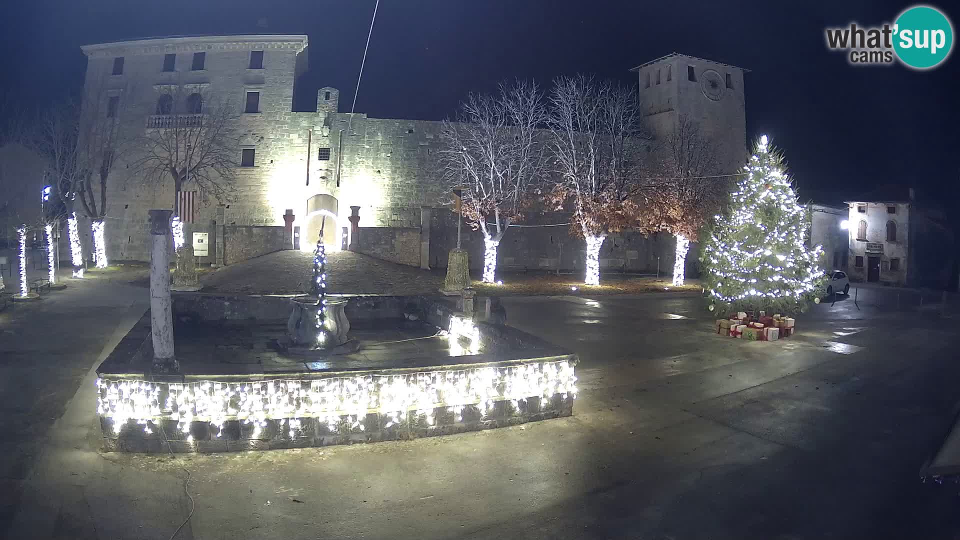 Spletna kamera Svetvinčenat – Grad in vodnjak – Istra – Hrvaška