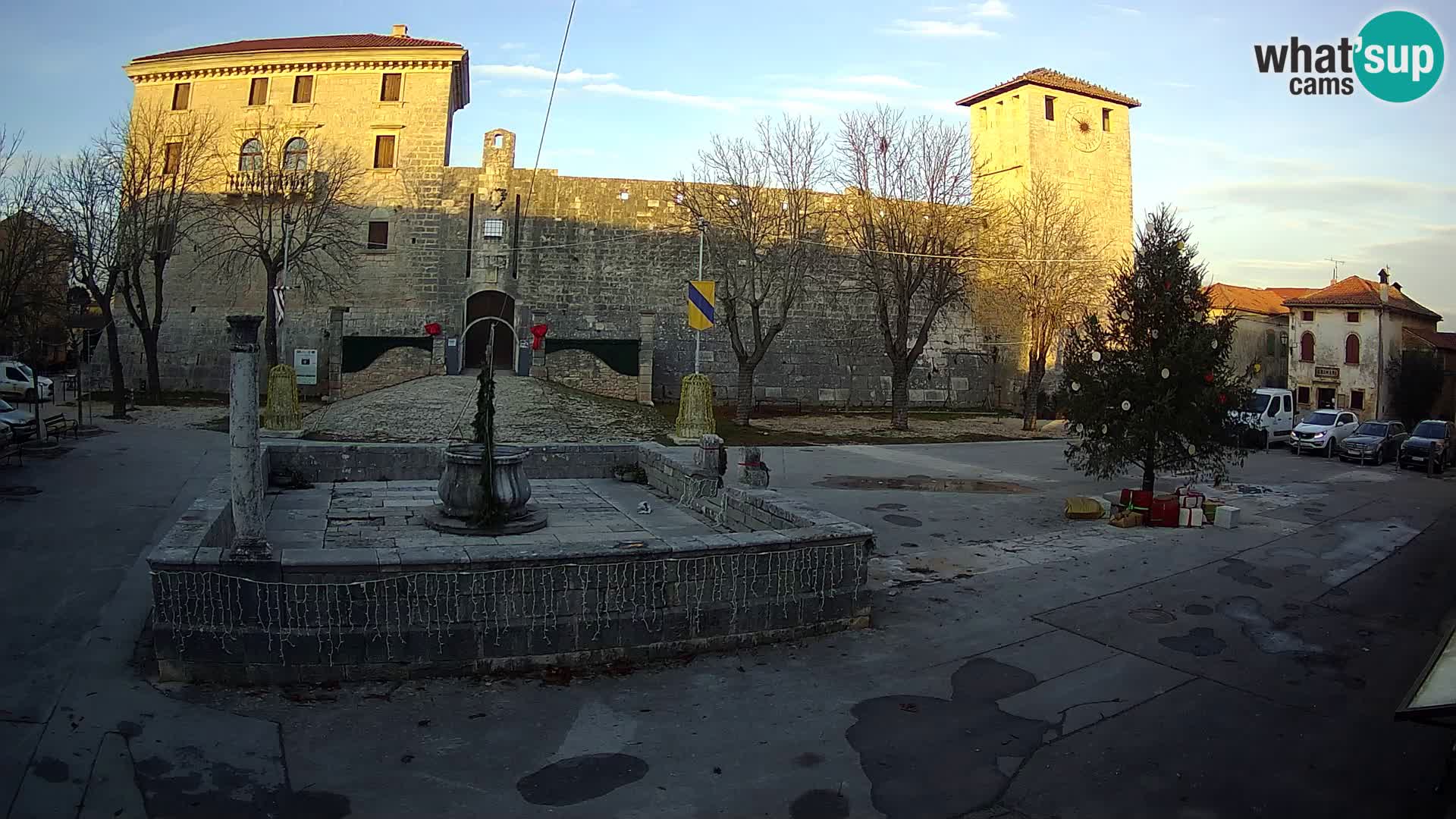 Spletna kamera Svetvinčenat – Grad in vodnjak – Istra – Hrvaška