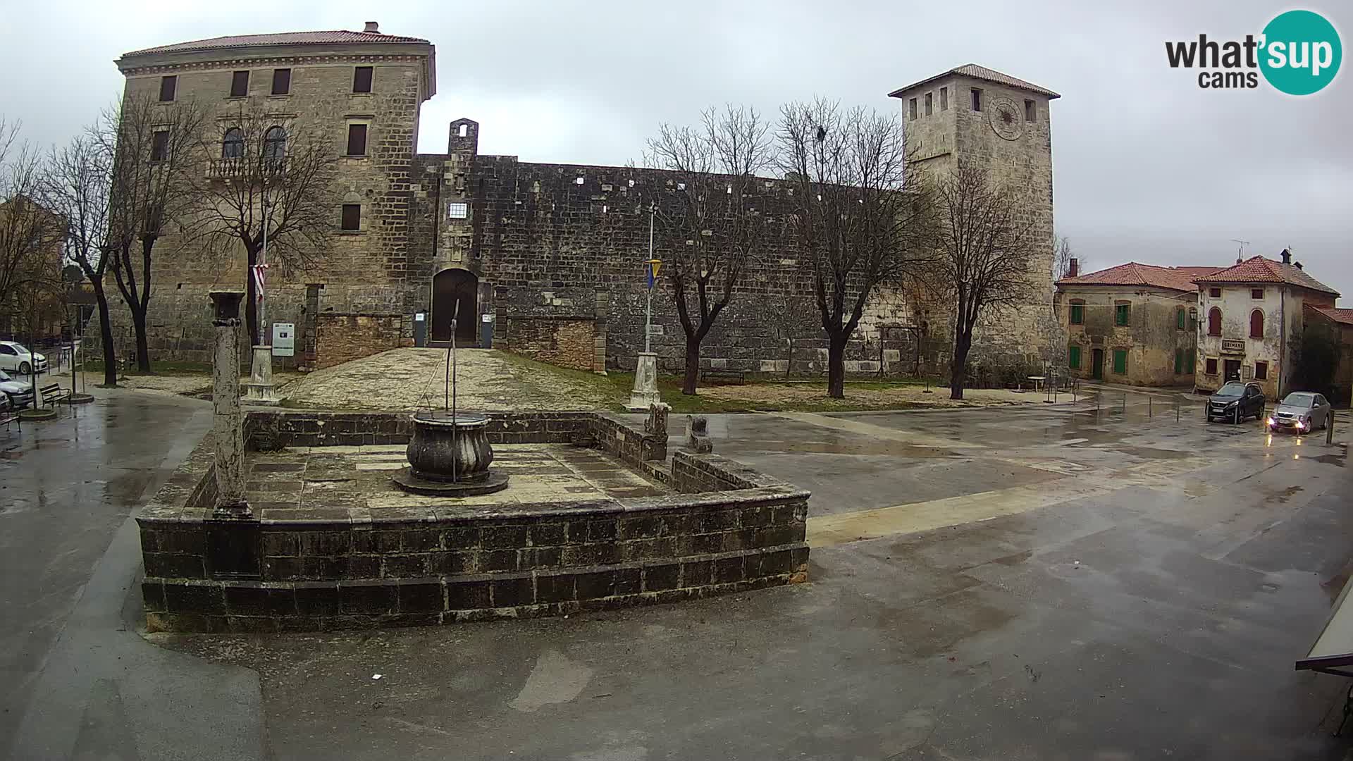 Spletna kamera Svetvinčenat – Grad in vodnjak – Istra – Hrvaška