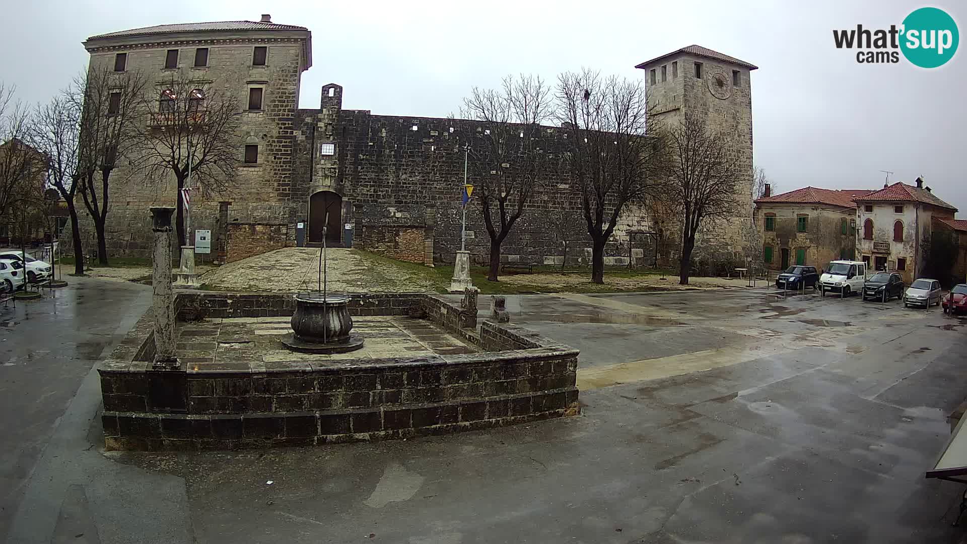 Spletna kamera Svetvinčenat – Grad in vodnjak – Istra – Hrvaška