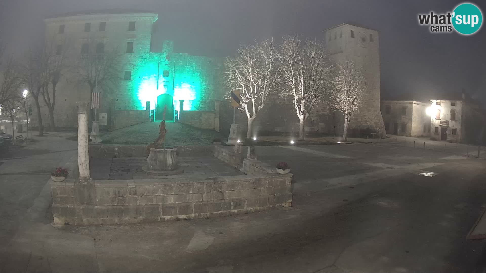 Spletna kamera Svetvinčenat – Grad in vodnjak – Istra – Hrvaška