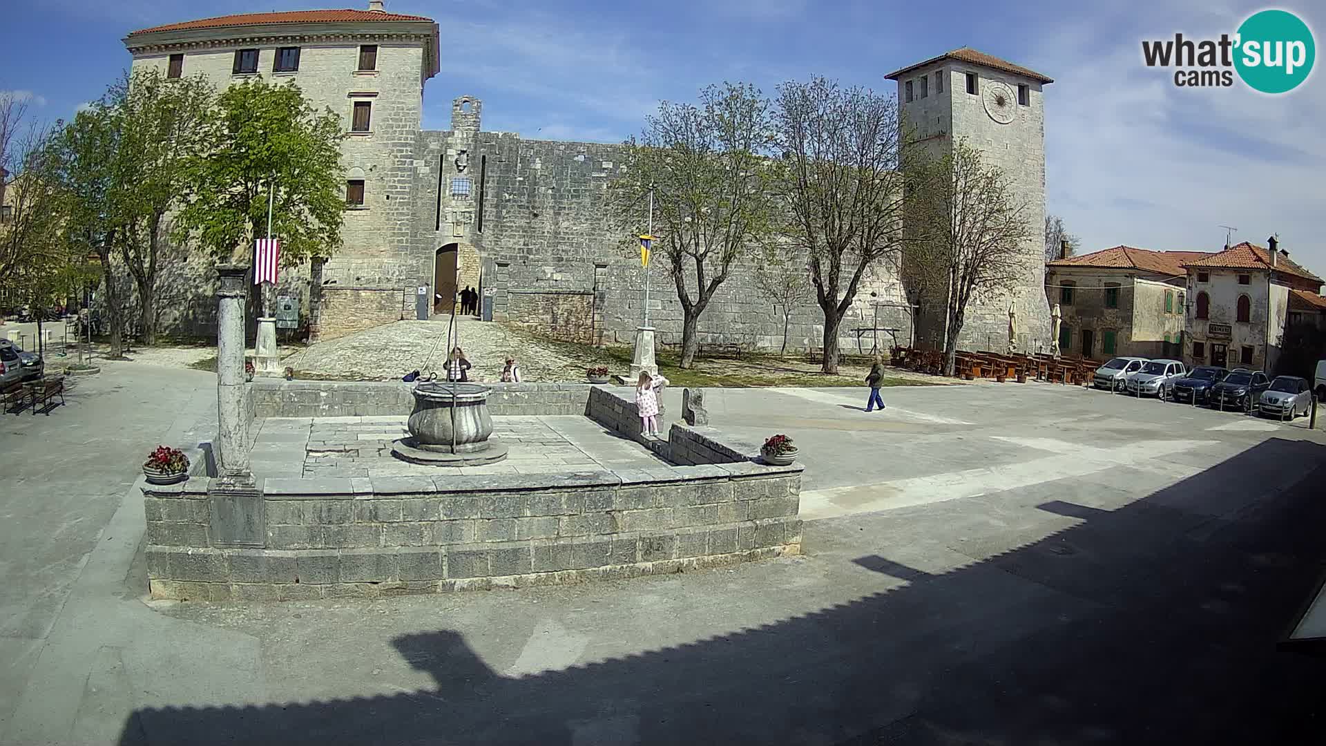 Spletna kamera Svetvinčenat – Grad in vodnjak – Istra – Hrvaška