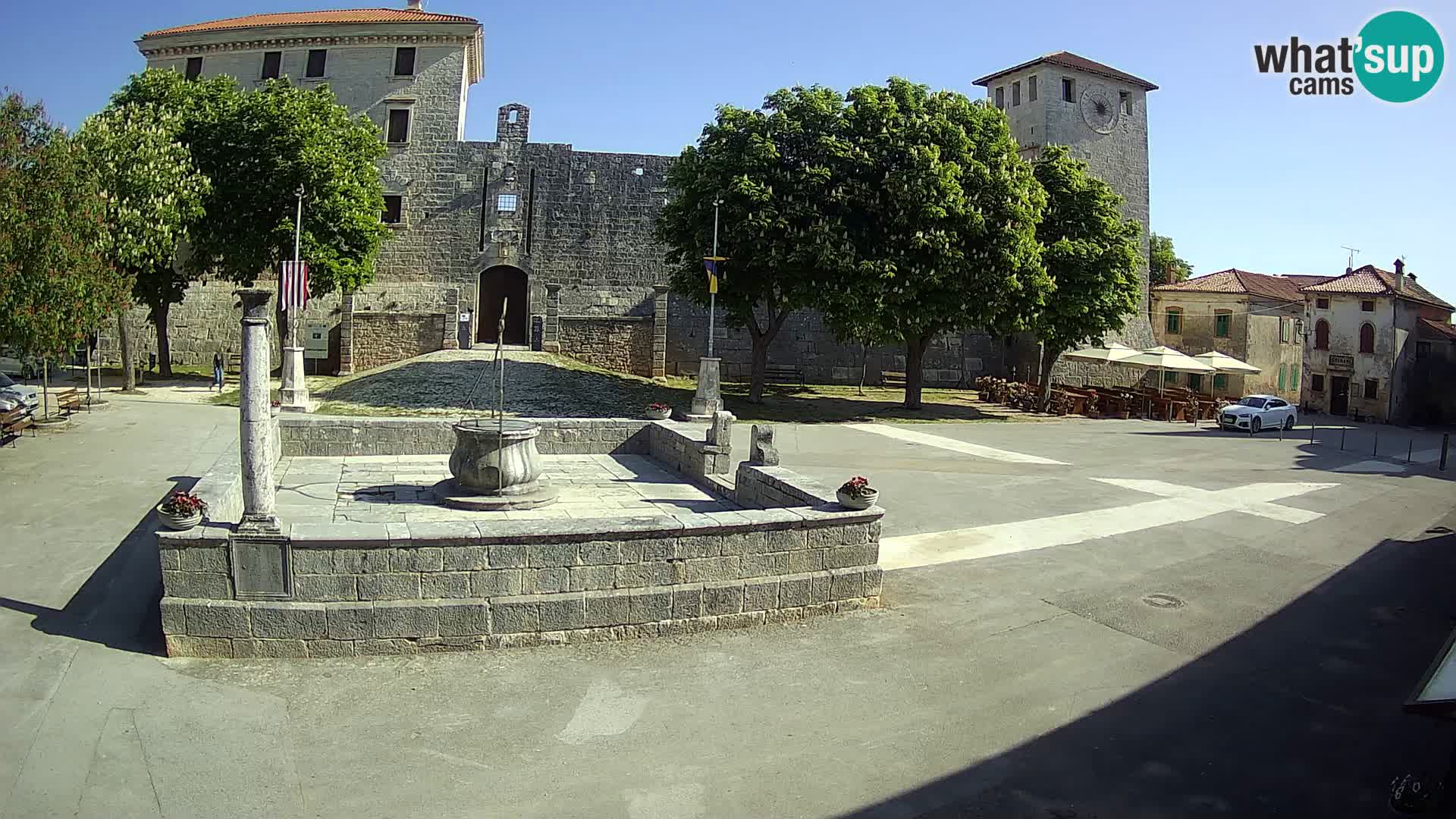 Spletna kamera Svetvinčenat – Grad in vodnjak – Istra – Hrvaška