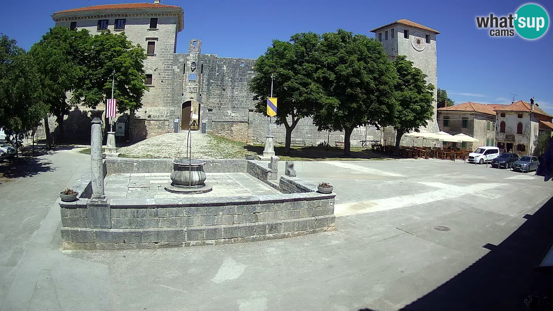 Spletna kamera Svetvinčenat – Grad in vodnjak – Istra – Hrvaška
