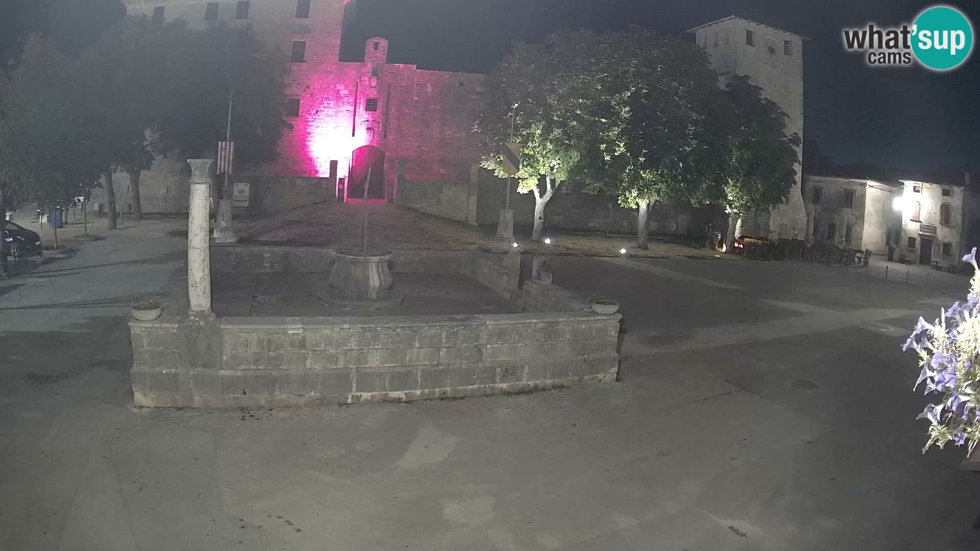 Spletna kamera Svetvinčenat – Grad in vodnjak – Istra – Hrvaška