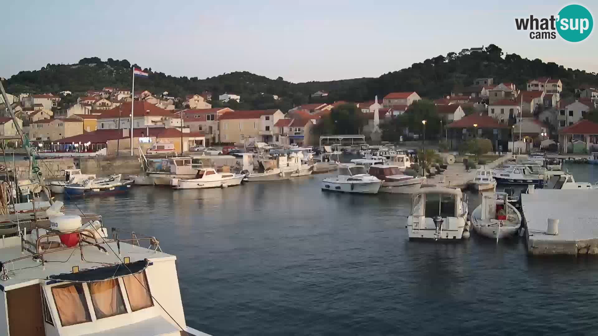Spletna kamera Tkon – Marina in mesto