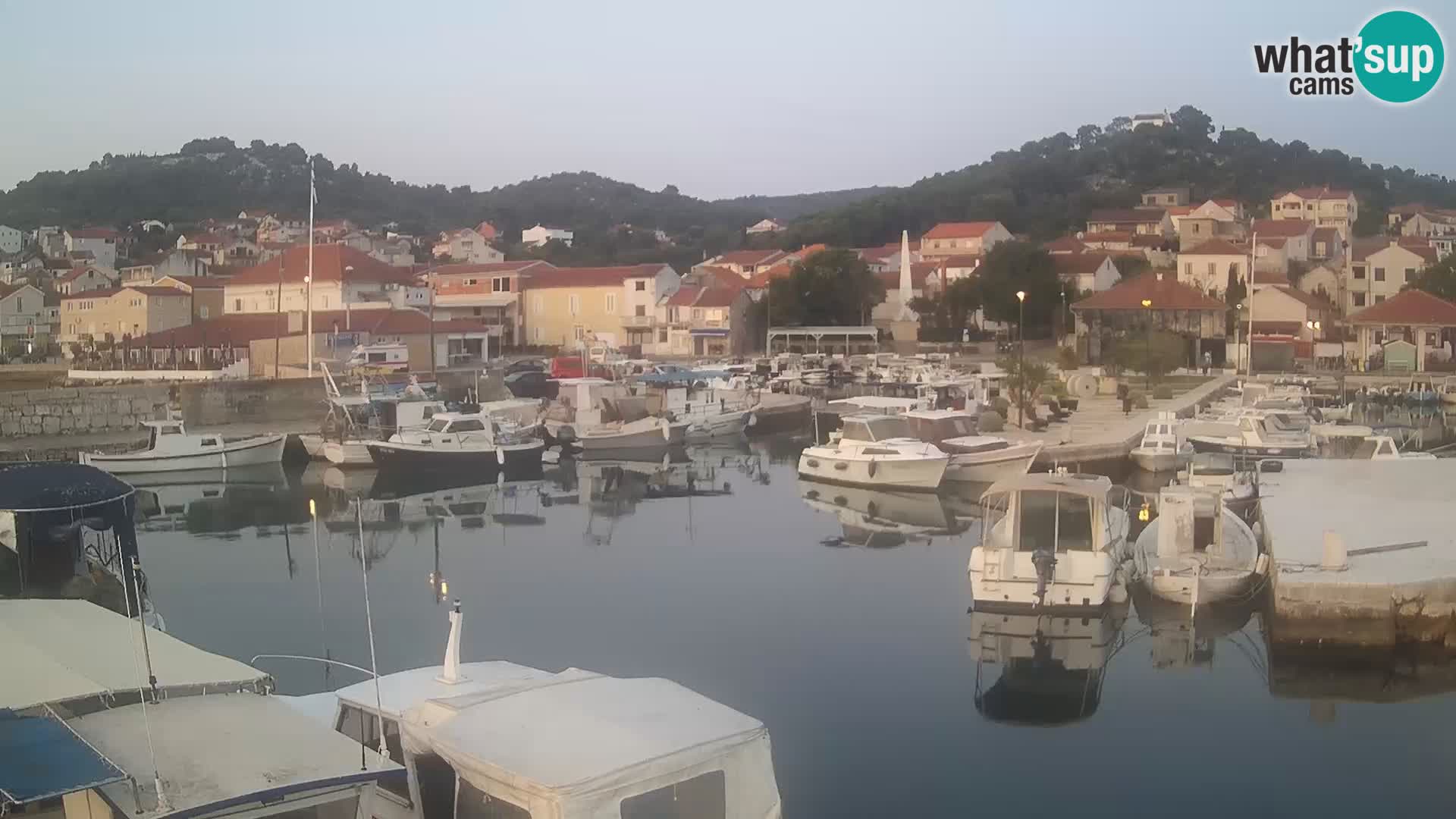 Spletna kamera Tkon – Marina in mesto