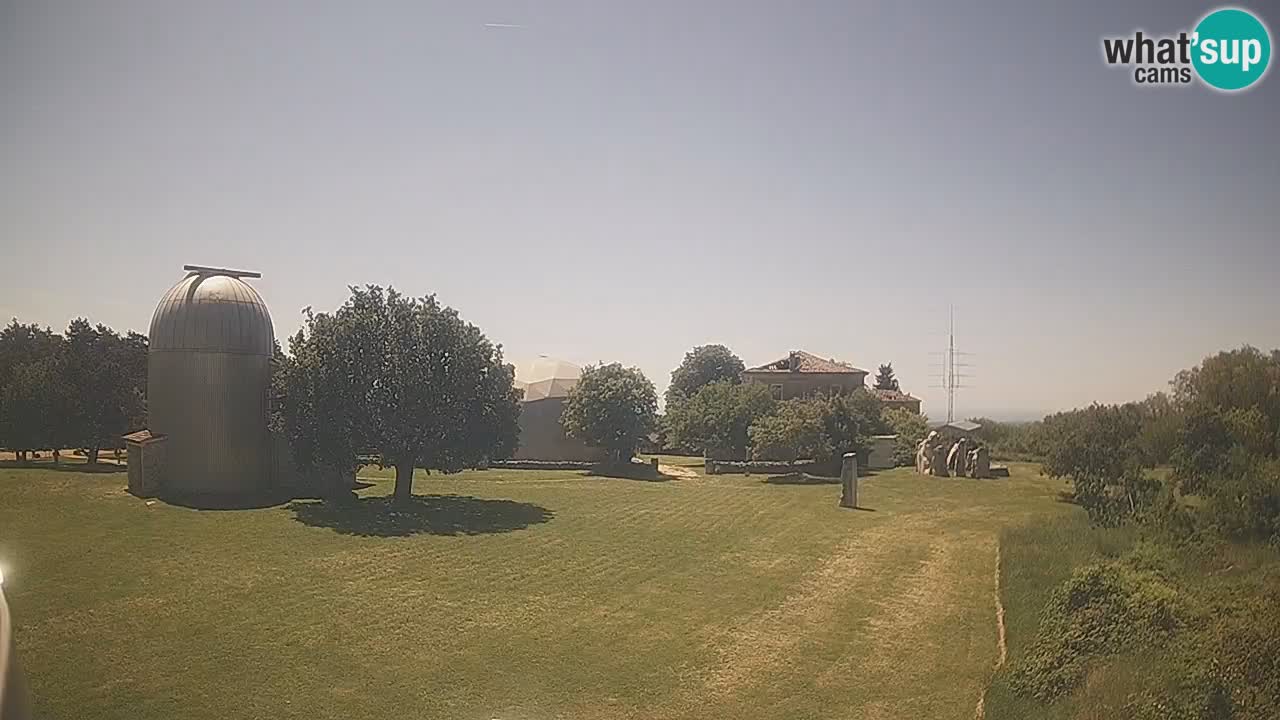 Webcam live dell’Osservatorio di  – Esplora il cielo, gli asteroidi, i comete e i meteoroidi.