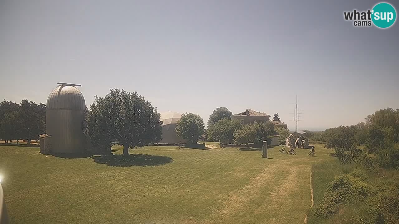 Webcam live dell’Osservatorio di  – Esplora il cielo, gli asteroidi, i comete e i meteoroidi.