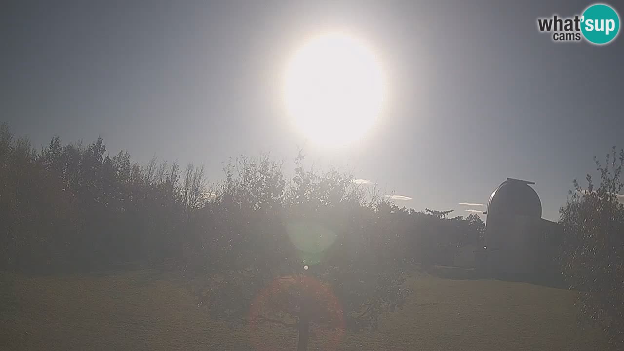 Webcam live dell’Osservatorio di  – Esplora il cielo, gli asteroidi, i comete e i meteoroidi.