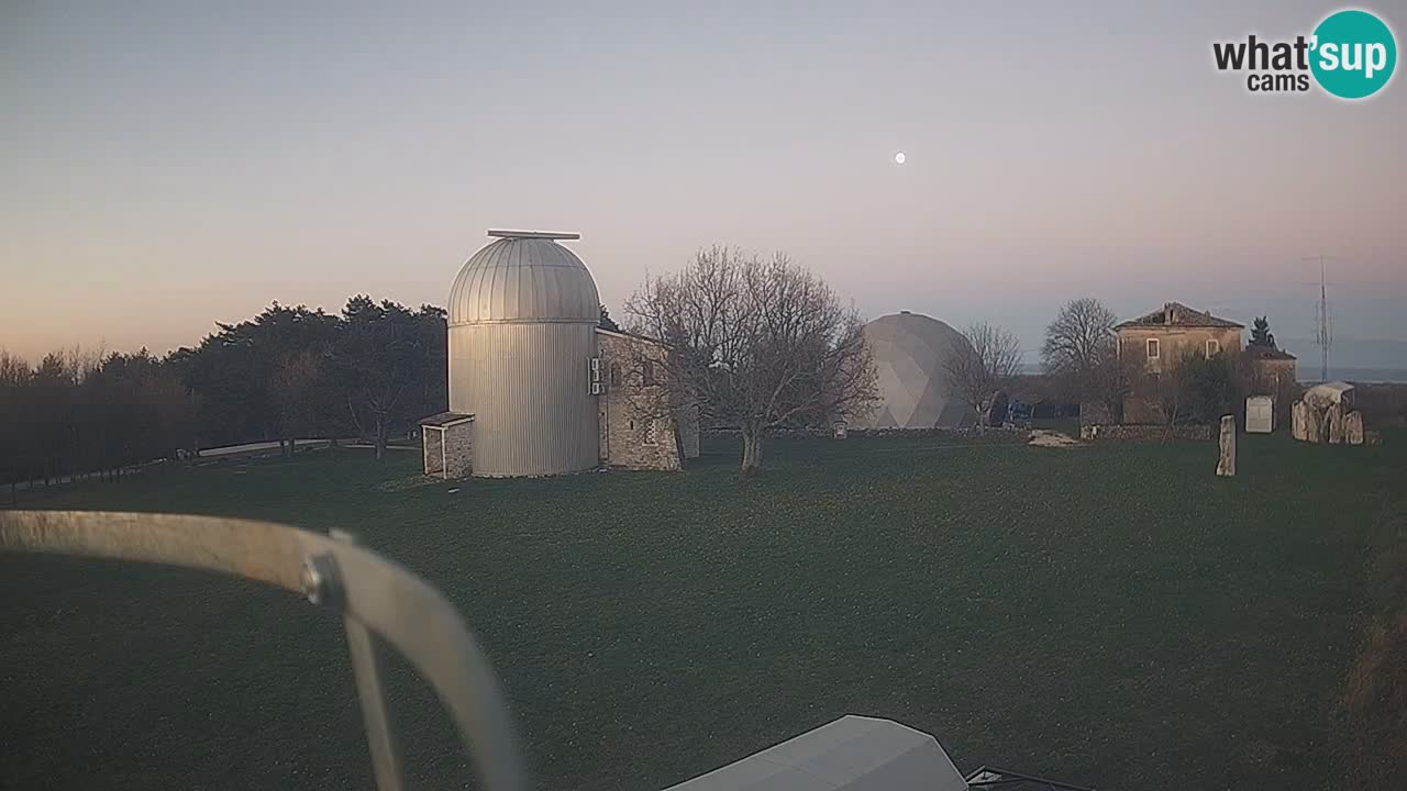 Observatorij Višnjan spletna kamera – Odkrivajte nebo, asteroide, komete in meteorite