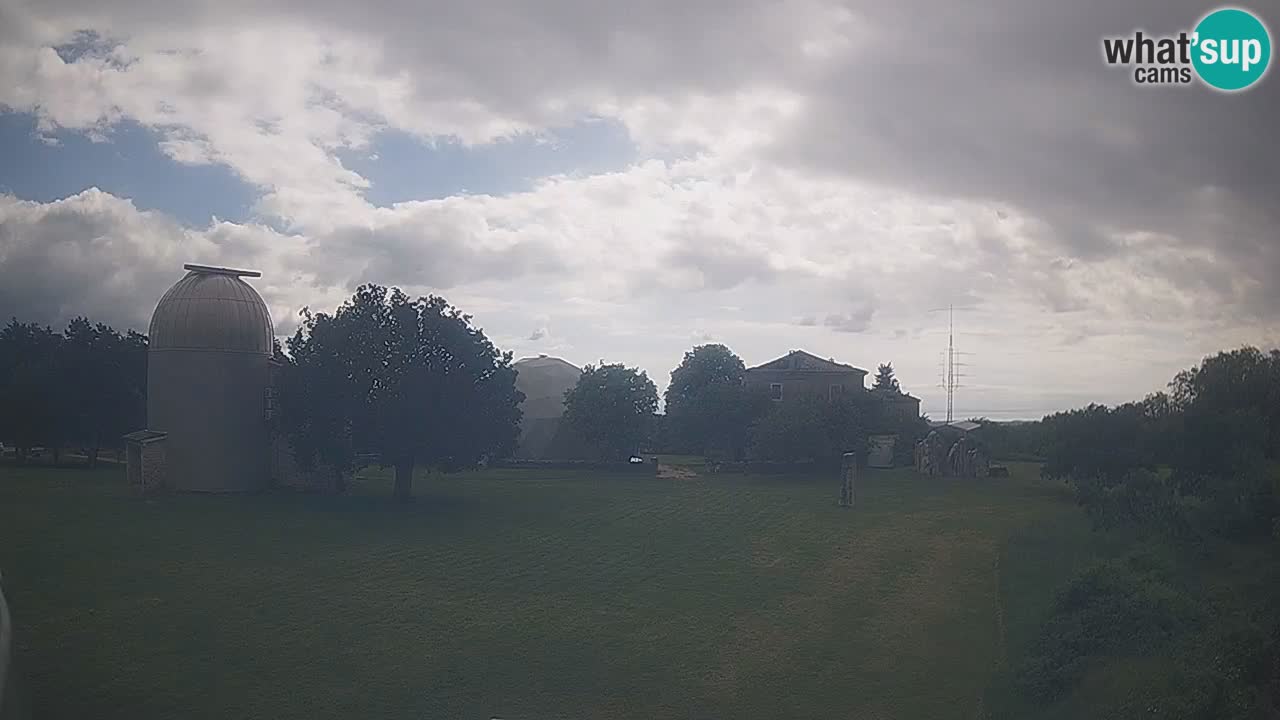 Webcam live dell’Osservatorio di  – Esplora il cielo, gli asteroidi, i comete e i meteoroidi.