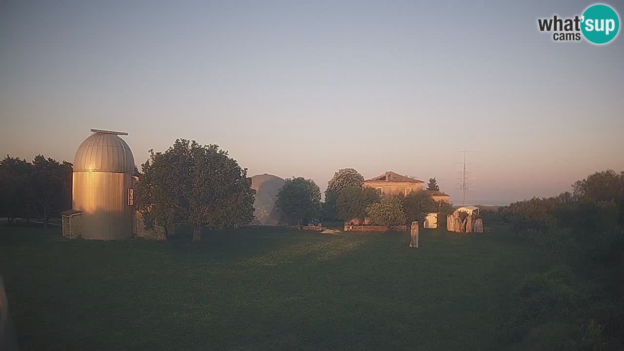 Webcam live dell’Osservatorio di  – Esplora il cielo, gli asteroidi, i comete e i meteoroidi.