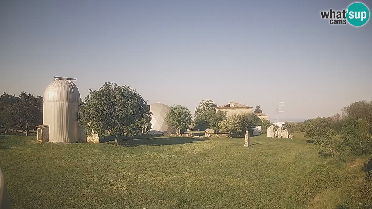 Webcam live dell’Osservatorio di  – Esplora il cielo, gli asteroidi, i comete e i meteoroidi.