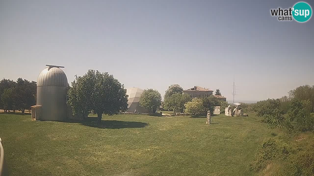 Webcam live dell’Osservatorio di  – Esplora il cielo, gli asteroidi, i comete e i meteoroidi.