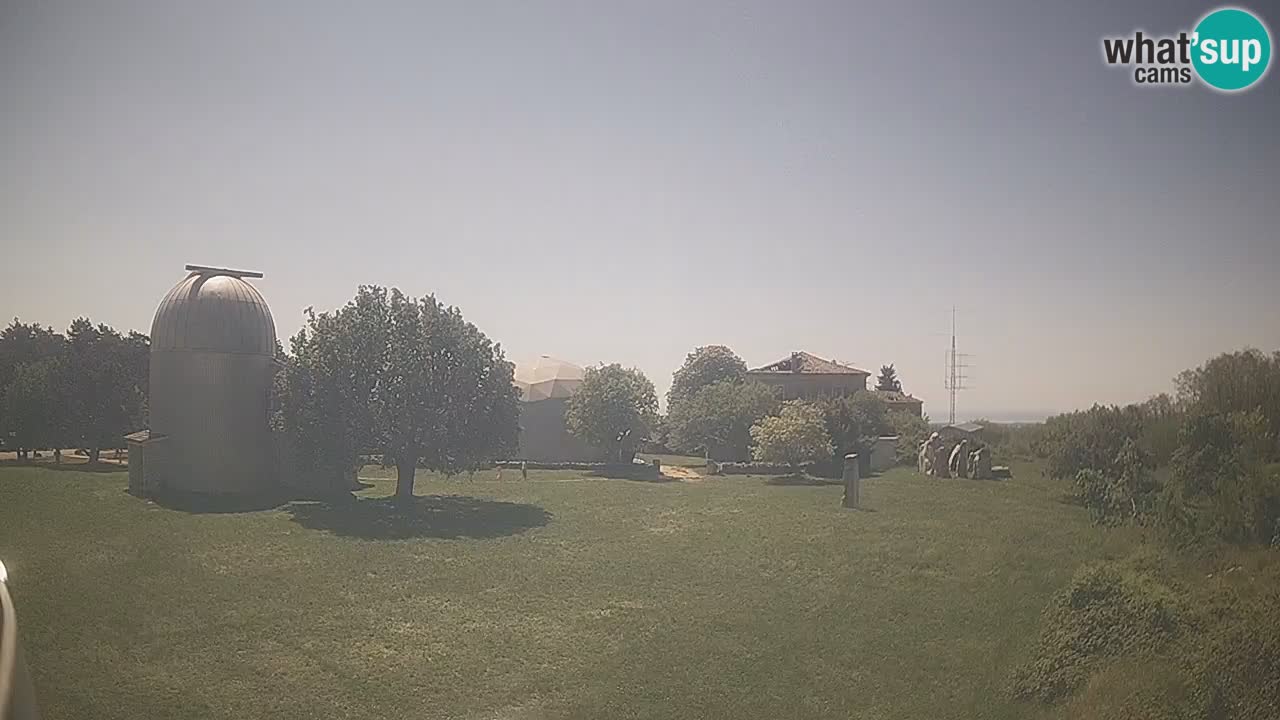 Webcam live dell’Osservatorio di  – Esplora il cielo, gli asteroidi, i comete e i meteoroidi.
