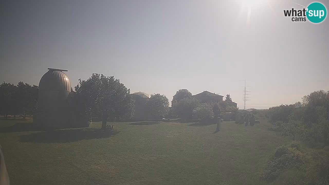 Webcam live dell’Osservatorio di  – Esplora il cielo, gli asteroidi, i comete e i meteoroidi.