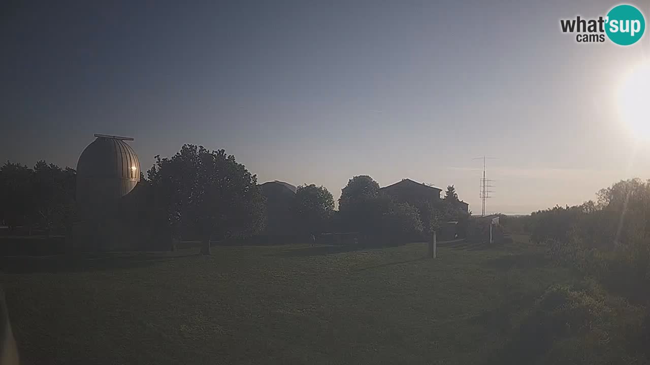Webcam live dell’Osservatorio di  – Esplora il cielo, gli asteroidi, i comete e i meteoroidi.