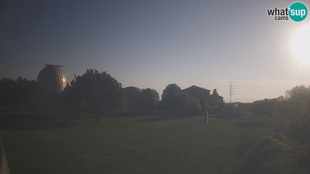 Webcam live dell’Osservatorio di  – Esplora il cielo, gli asteroidi, i comete e i meteoroidi.
