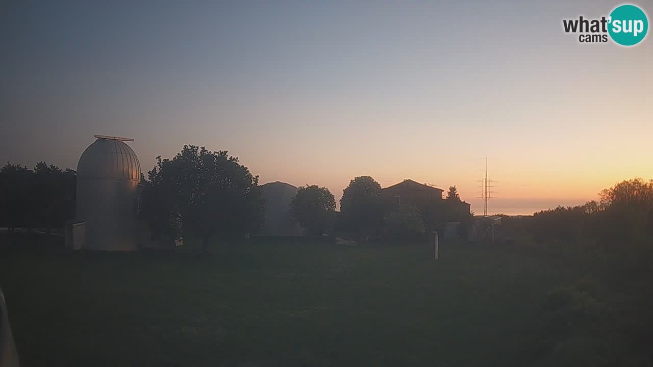 Webcam live dell’Osservatorio di  – Esplora il cielo, gli asteroidi, i comete e i meteoroidi.