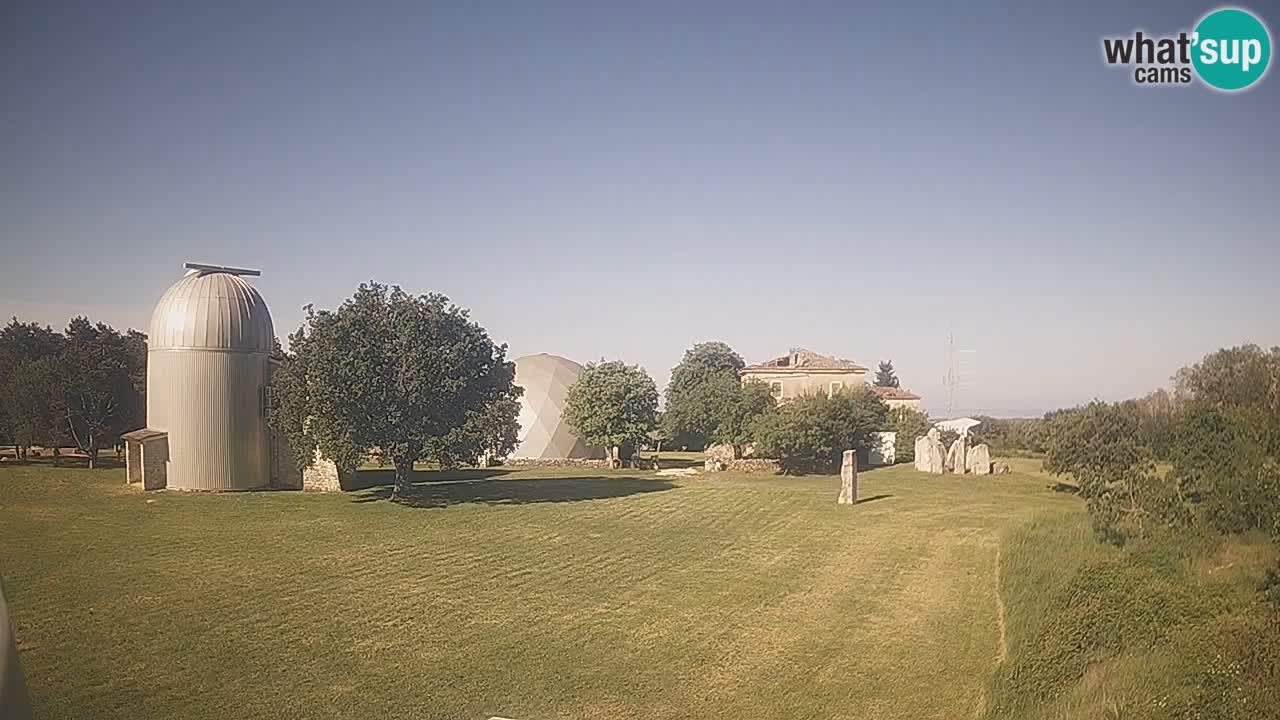 Webcam live dell’Osservatorio di  – Esplora il cielo, gli asteroidi, i comete e i meteoroidi.