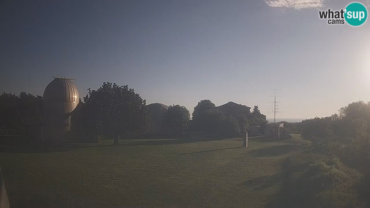 Webcam live dell’Osservatorio di  – Esplora il cielo, gli asteroidi, i comete e i meteoroidi.