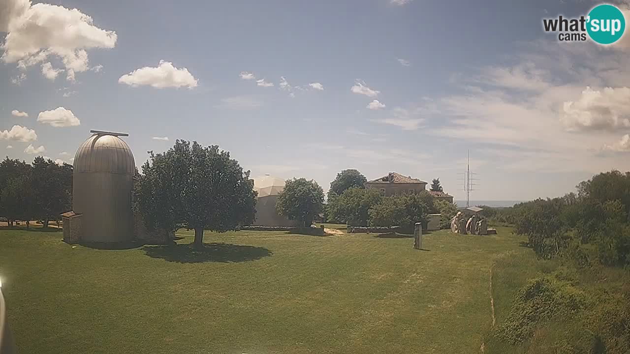 Webcam live dell’Osservatorio di  – Esplora il cielo, gli asteroidi, i comete e i meteoroidi.