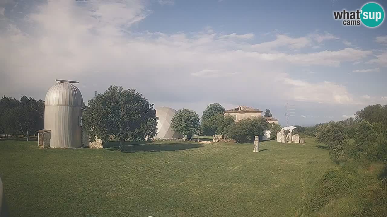 Webcam live dell’Osservatorio di  – Esplora il cielo, gli asteroidi, i comete e i meteoroidi.