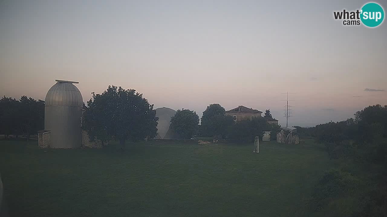 Webcam live dell’Osservatorio di  – Esplora il cielo, gli asteroidi, i comete e i meteoroidi.