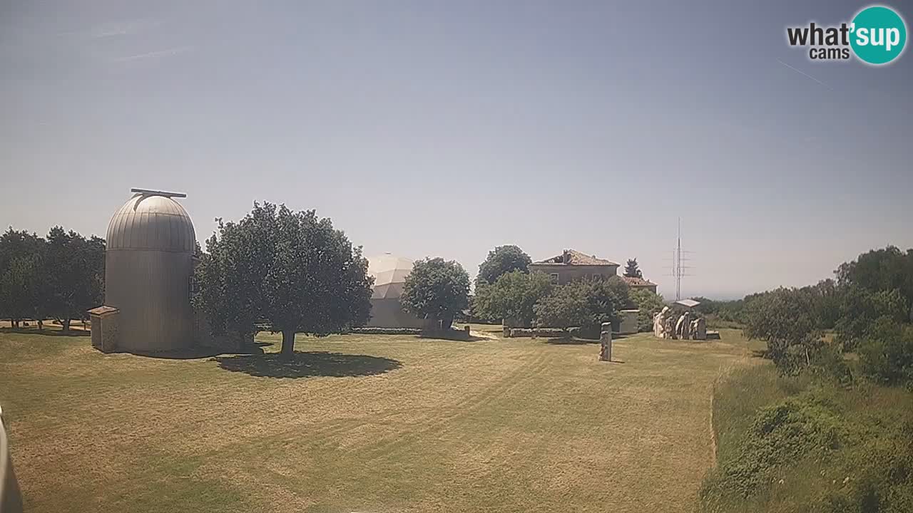 Webcam live dell’Osservatorio di  – Esplora il cielo, gli asteroidi, i comete e i meteoroidi.