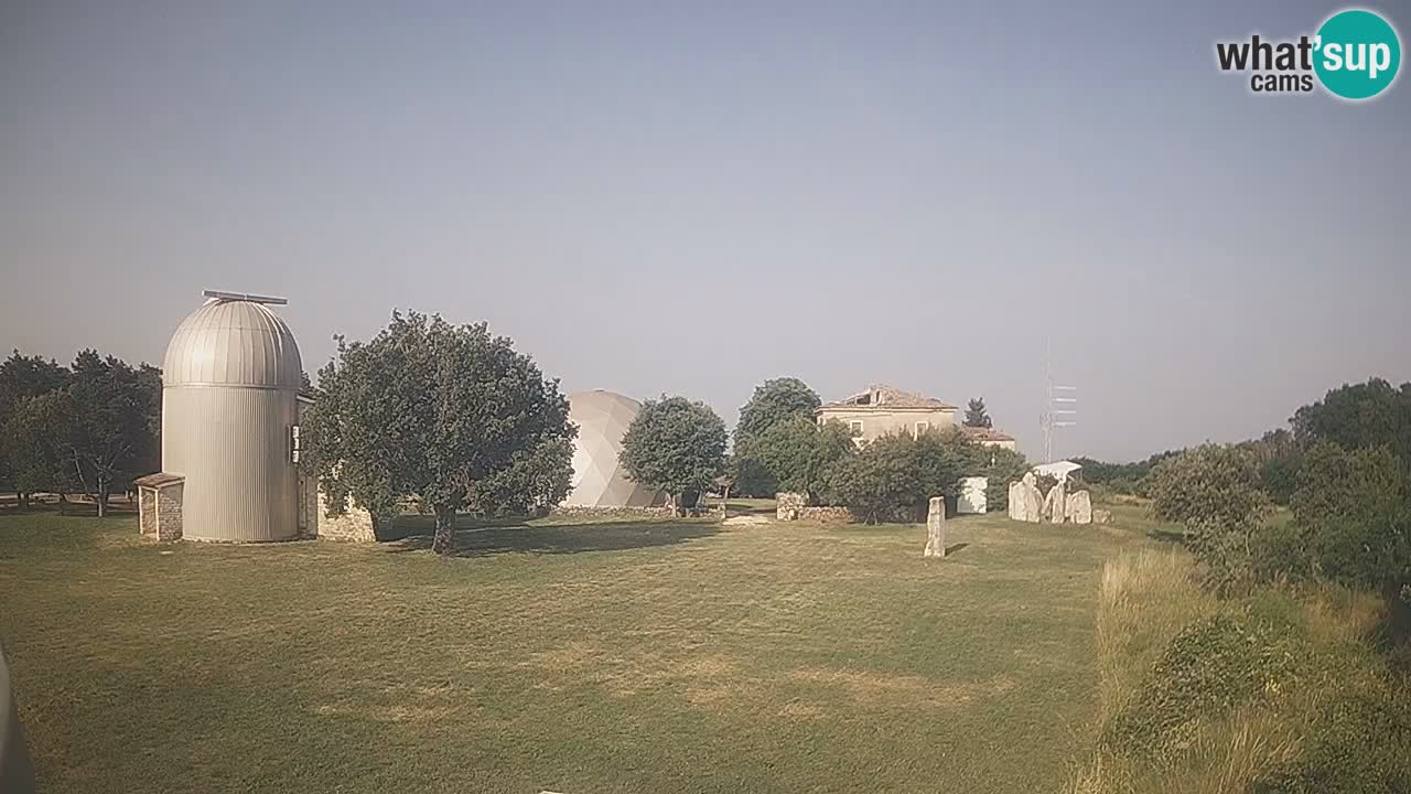 Webcam live dell’Osservatorio di  – Esplora il cielo, gli asteroidi, i comete e i meteoroidi.