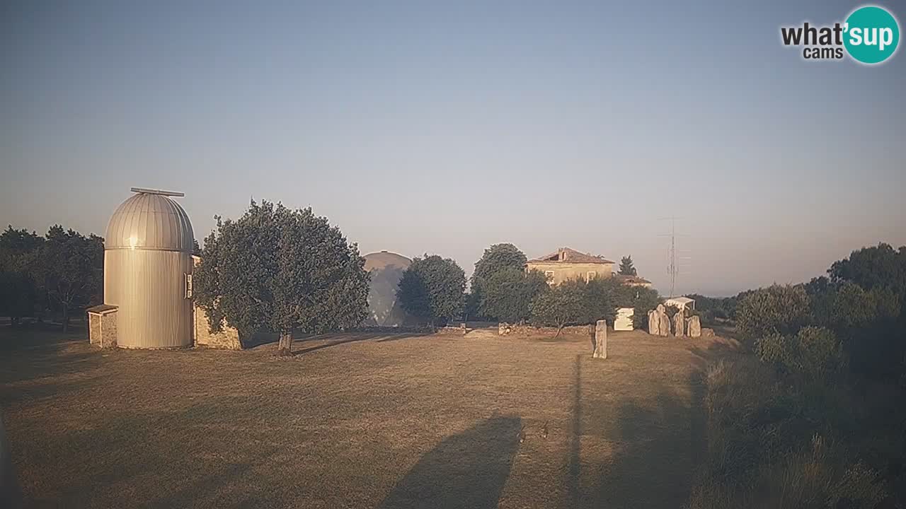 Webcam live dell’Osservatorio di  – Esplora il cielo, gli asteroidi, i comete e i meteoroidi.