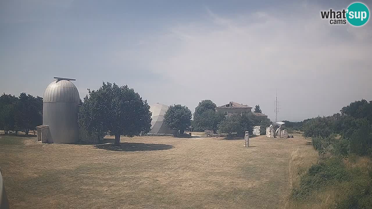 Webcam live dell’Osservatorio di  – Esplora il cielo, gli asteroidi, i comete e i meteoroidi.