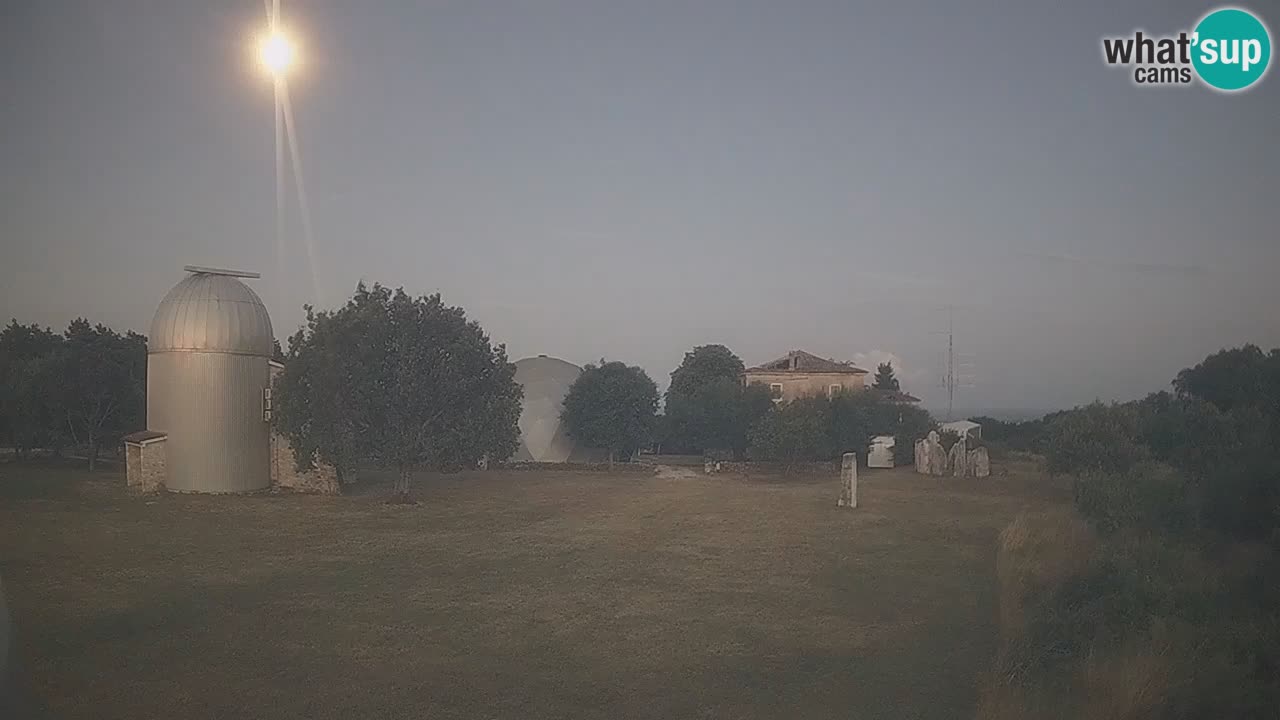 Webcam live dell’Osservatorio di  – Esplora il cielo, gli asteroidi, i comete e i meteoroidi.