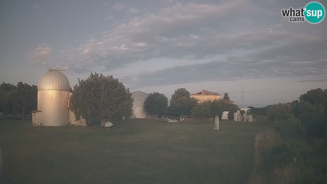 Webcam live dell’Osservatorio di  – Esplora il cielo, gli asteroidi, i comete e i meteoroidi.
