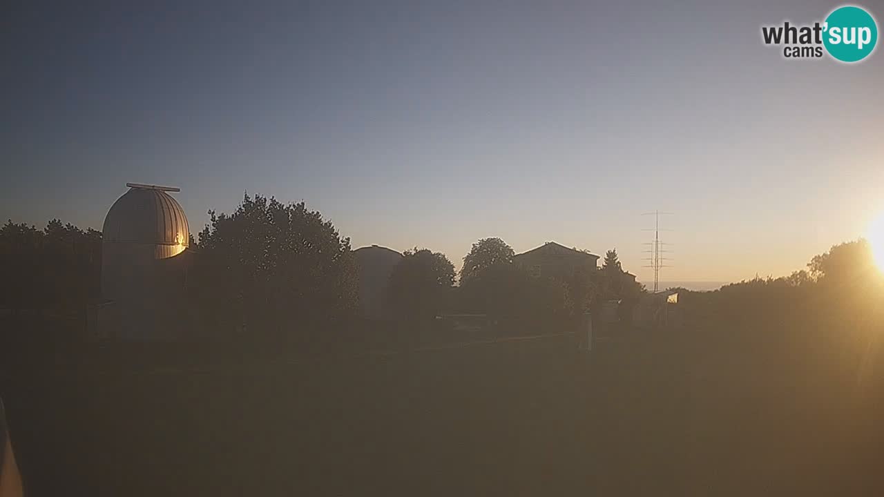 Webcam live dell’Osservatorio di  – Esplora il cielo, gli asteroidi, i comete e i meteoroidi.