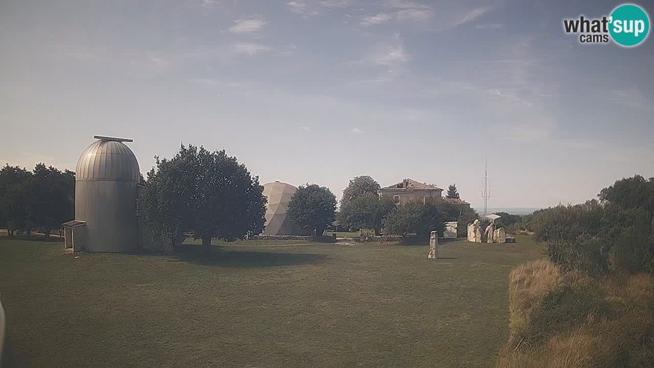 Webcam live dell’Osservatorio di  – Esplora il cielo, gli asteroidi, i comete e i meteoroidi.