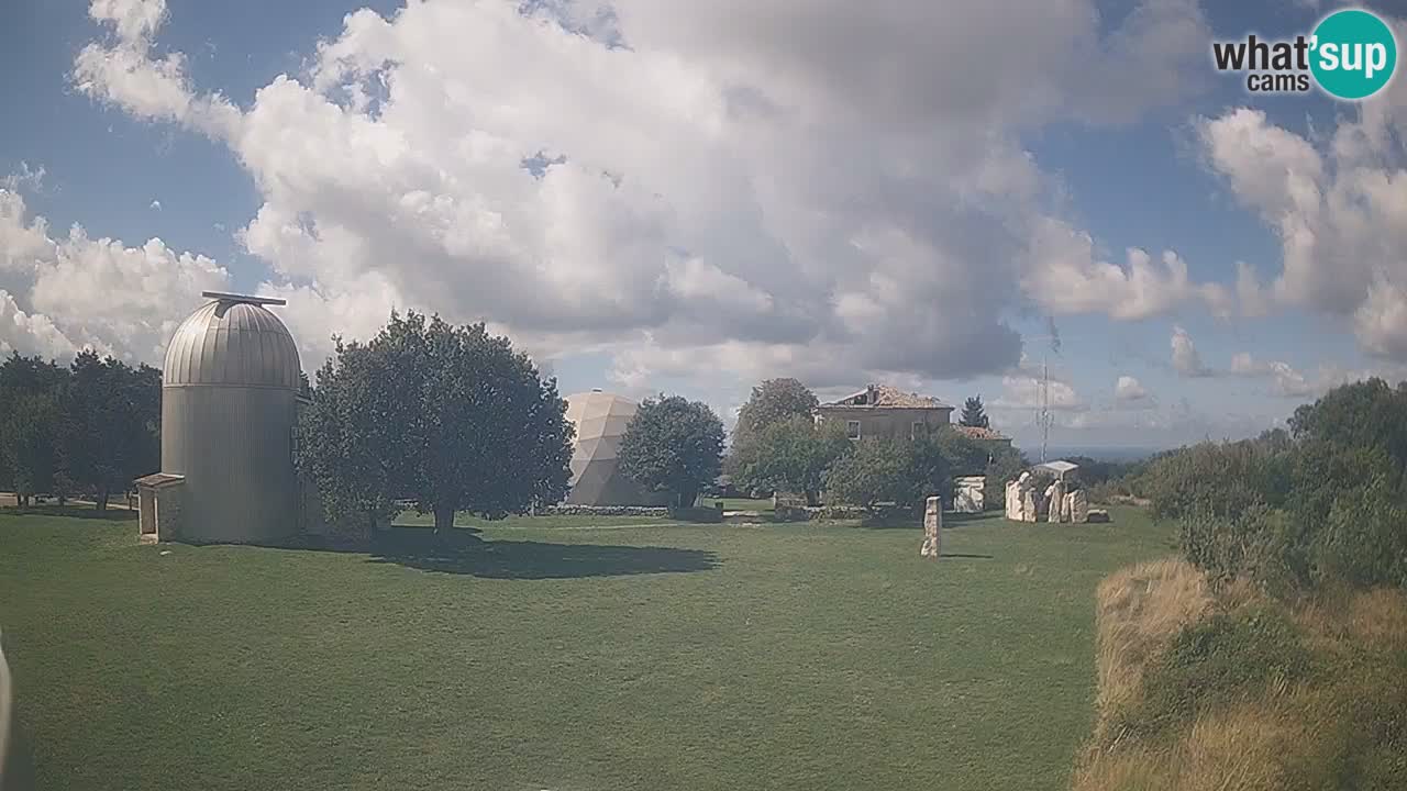 Webcam live dell’Osservatorio di  – Esplora il cielo, gli asteroidi, i comete e i meteoroidi.