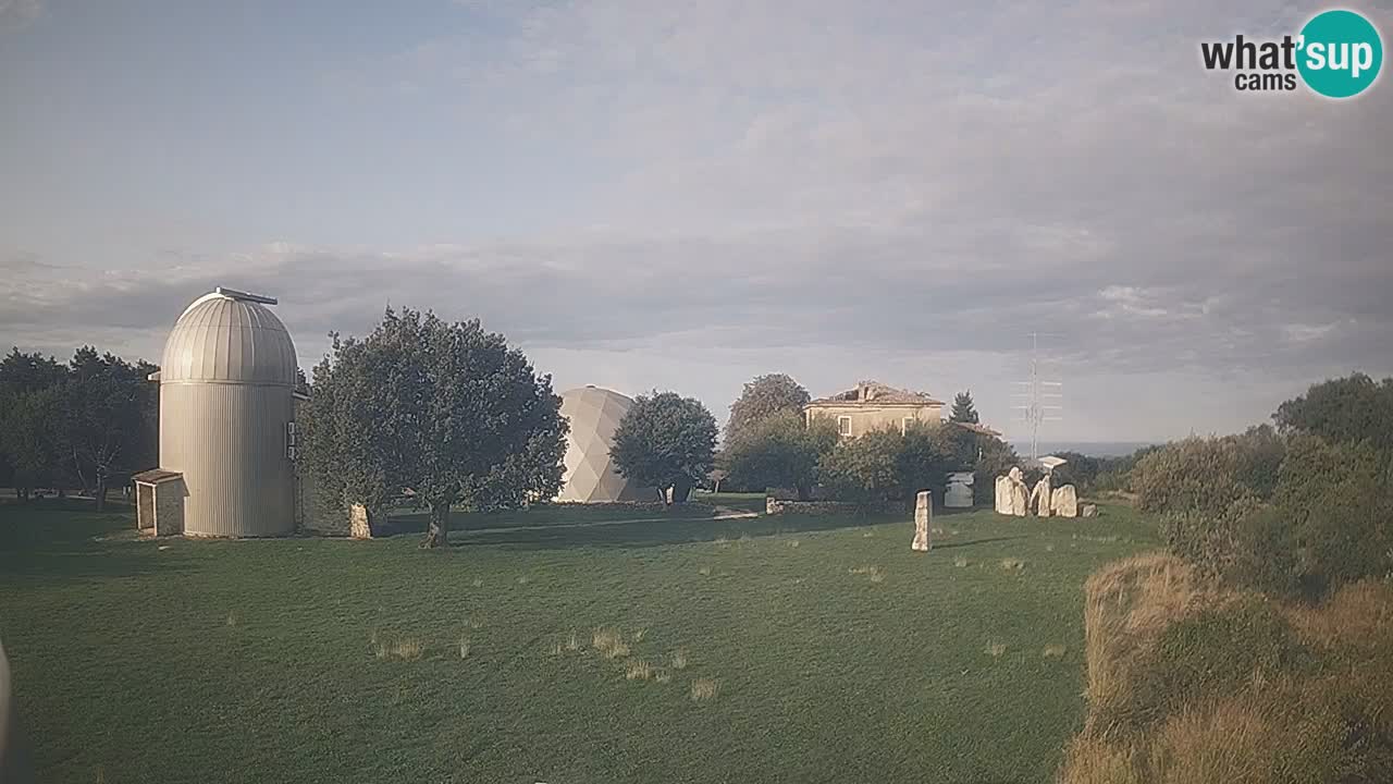 Webcam live dell’Osservatorio di  – Esplora il cielo, gli asteroidi, i comete e i meteoroidi.