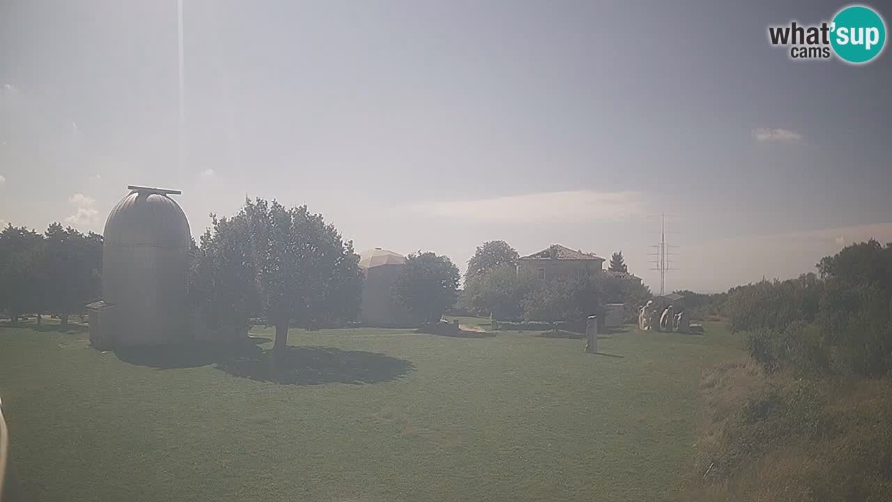 Webcam live dell’Osservatorio di  – Esplora il cielo, gli asteroidi, i comete e i meteoroidi.