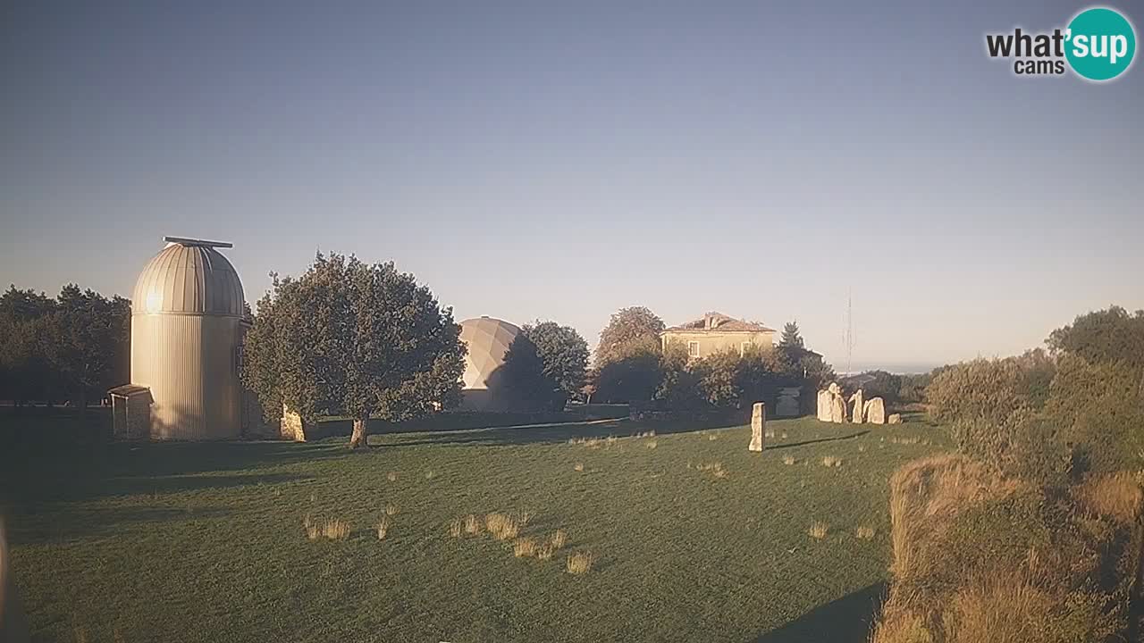 Webcam live dell’Osservatorio di  – Esplora il cielo, gli asteroidi, i comete e i meteoroidi.