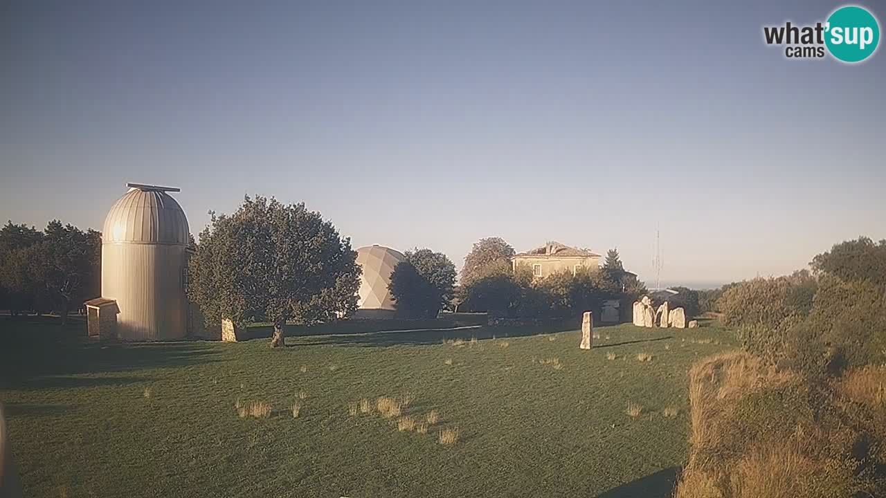 Webcam live dell’Osservatorio di  – Esplora il cielo, gli asteroidi, i comete e i meteoroidi.