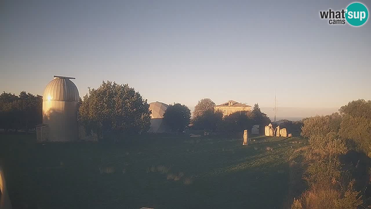 Webcam live dell’Osservatorio di  – Esplora il cielo, gli asteroidi, i comete e i meteoroidi.