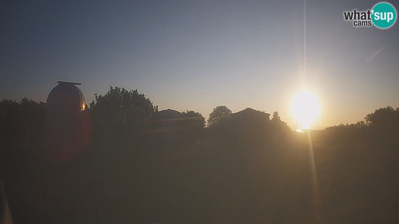 Webcam live dell’Osservatorio di  – Esplora il cielo, gli asteroidi, i comete e i meteoroidi.