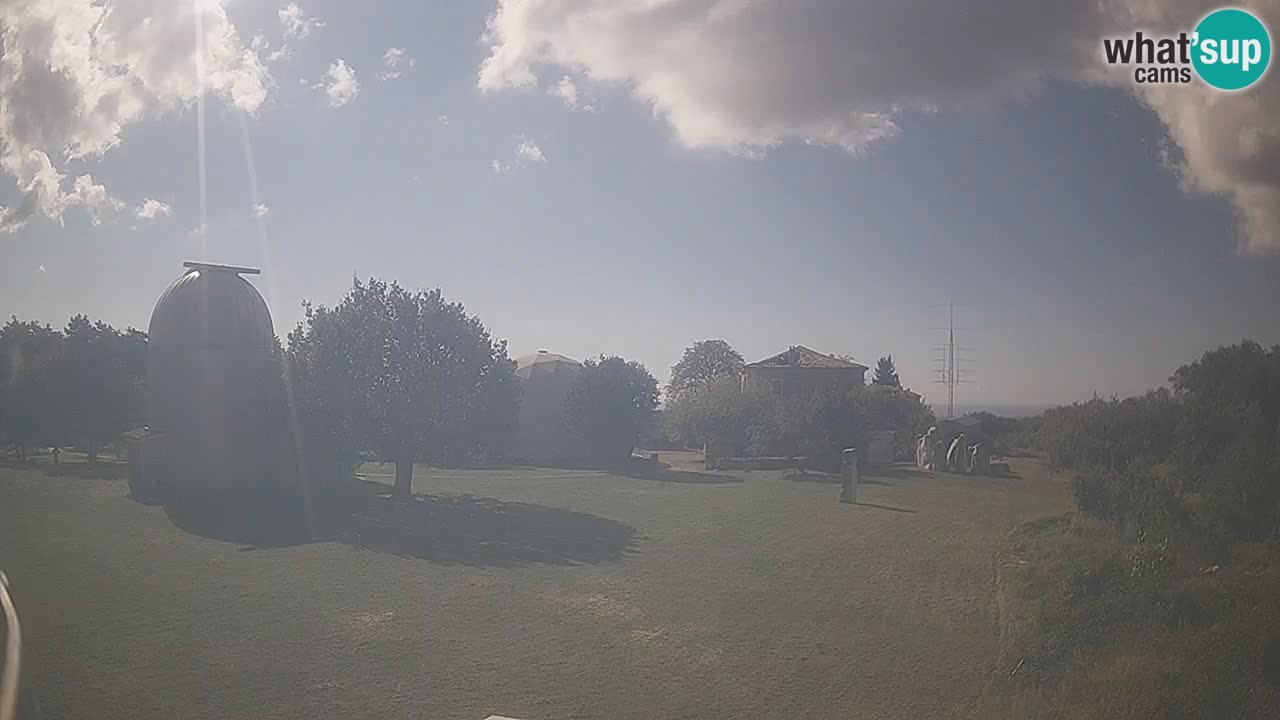 Webcam live dell’Osservatorio di  – Esplora il cielo, gli asteroidi, i comete e i meteoroidi.