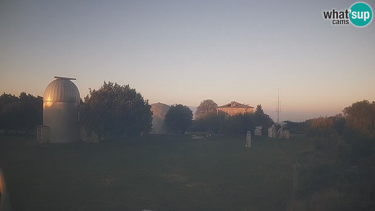 Webcam live dell’Osservatorio di  – Esplora il cielo, gli asteroidi, i comete e i meteoroidi.