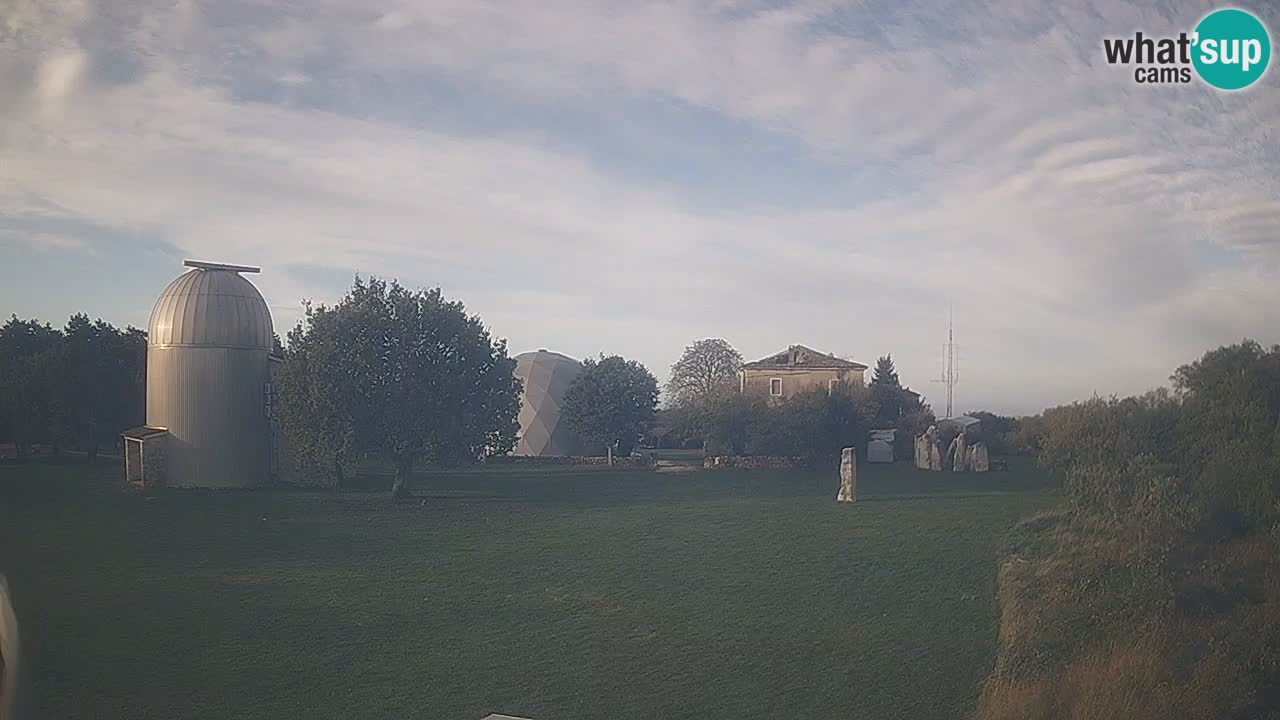 Webcam live dell’Osservatorio di  – Esplora il cielo, gli asteroidi, i comete e i meteoroidi.