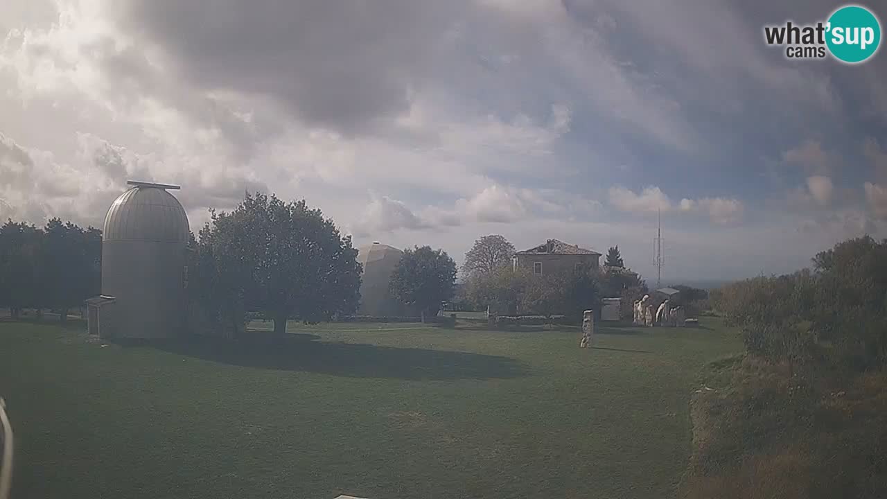 Webcam live dell’Osservatorio di  – Esplora il cielo, gli asteroidi, i comete e i meteoroidi.