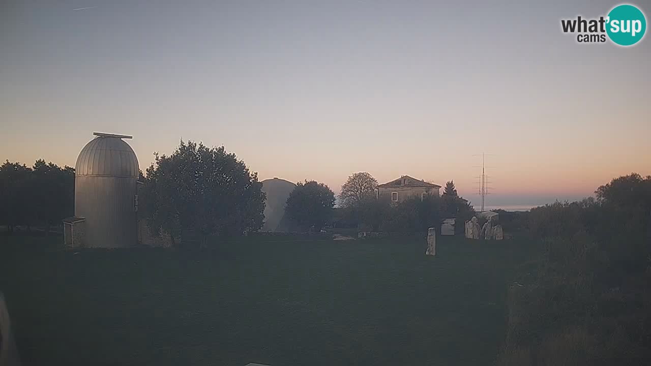 Webcam live dell’Osservatorio di  – Esplora il cielo, gli asteroidi, i comete e i meteoroidi.